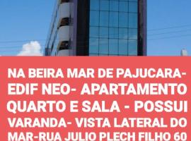 NA BEIRA MAR DE PAJUCARA- EDIF NEO- APARTAMENTO QUARTO E SALA - POSSUI VARANDA- VISTA LATERAL DO MAR-RUA JULIO PLECH FILHO 60 ESQUINA COM AVENIDA DOUTOR ANTONIO GOUVEIA - CONSUMO ELETRICO É PAGO No CKECK-OUT - 1 KWH É 1,35 REIAS，位于马塞约的公寓式酒店