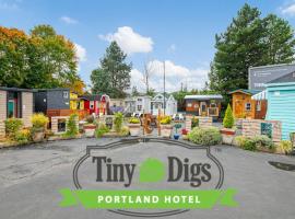 Tiny Digs - Hotel of Tiny Houses，位于波特兰水晶溪杜鹃花园附近的酒店