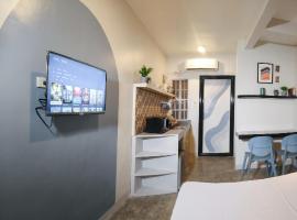 Hive Manila Guesthouse and Apartments 400 Mbps - Gallery Studio，位于Bacoor的度假短租房