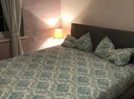 Large double room next to Elisabeth Line