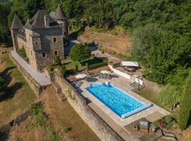 Château de Chauvac - Chambres et table d'hôtes avec vue sur la rivière，位于Bassignac-le-Bas的乡间豪华旅馆