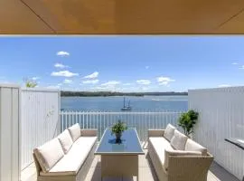Superb 2-Bed Apartment with Scenic Bay Views