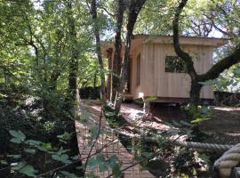 cabane lodge avec spa privatif，位于Livernon的山林小屋
