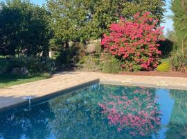Gîte cocooning avec piscine，位于Bougé-Chambalud的酒店