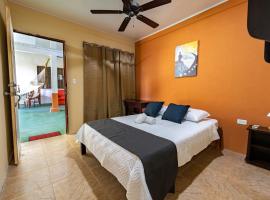 El Cocobolo Food&Rest Room 3 Bed and Breakfast WiFi AC Pkg gratis，位于利比里亚的酒店
