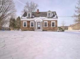 Rural Oswego Cottage on 50-Acre Orchard and Farm!，位于奥斯威戈的酒店