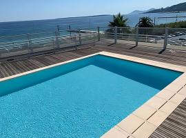 Rooftop pool, private garden, at the sand beach!，位于昂蒂布的酒店