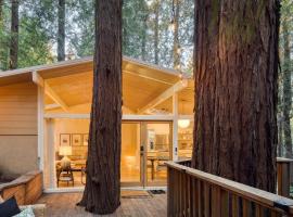 Window to the Redwoods - Near Downtown MV, Dipsea Trail, & Muir Woods，位于米尔谷的酒店