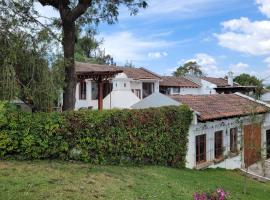 Amplia casa Antigua Guatemala con pérgola y jardín，位于危地马拉安地瓜的乡村别墅