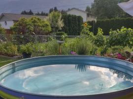 Global Village Permaculture BnB，位于奥利弗的酒店