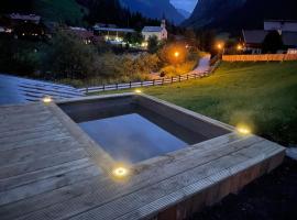 Lovely Holiday Home in Mayrhofen with Garden and Whirlpool，位于迈尔霍芬的度假屋