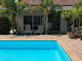 Vacation House with tropical garden and private pool，位于罗勇的别墅