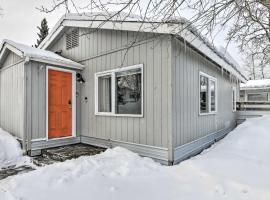 Anchorage Home, Minutes From Downtown!，位于安克雷奇的度假屋