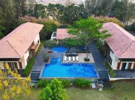 SaffronStays Courtyard, Nashik - infinity pool villa with a huge party lawn