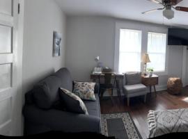 Getaway Country Cottage -Entire House w/ Fireplace，位于新伯尔尼的酒店