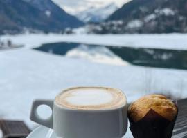 Hotel TEA DOLOMITI - Lago di Alleghe - Monte Civetta，位于阿莱盖的酒店