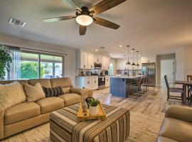 Putting Green, Community Perks Sun City West Home，位于Sun City West的酒店