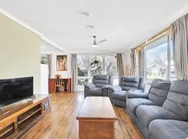 Retro Chic 4BD House near Mornington