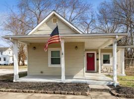 Chestnut St 3 Bedroom House in Historic Loveland，位于拉夫兰的酒店