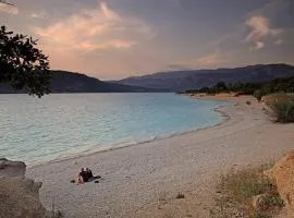 GORGES DU VERDON CAMPING 3 etoiles PROCHE DU LAC DE STE CROIX NBRES ACTIVITES NAUTIQUES RANDONNEES ENTOURE DE CHAMPS DE LAVANDES 4 PERS