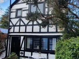 Bournemouth secluded cottage 10mins walk to beach，位于伯恩茅斯的酒店