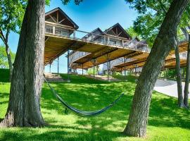 Treetop River Cabins on the Guadalupe River，位于Center Point的山林小屋