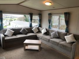 Classy caravan with ample space，位于本布里奇的海滩酒店