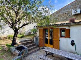 Casa Jeannot typique Corse en pierre, UNIQUEMENT DE SAMEDI EN SAMEDI , 2 pers, f2, 35 m2, jardin 60m2 vue montagne, parking，位于莫纳奇亚道勒内的酒店