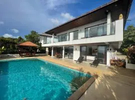 The Carma - stylish and luxury sea view pool villa