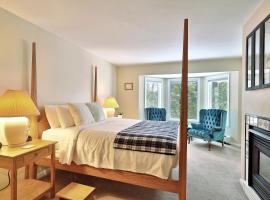 The Birch Ridge- Blue Velvet Room #10 - Queen Suite in Killington, Vermont, Hot Tub, Lounge, home，位于基灵顿的山林小屋