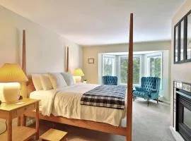 The Birch Ridge- Blue Velvet Room #10 - Queen Suite in Killington, Vermont, Hot Tub, Lounge, home