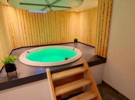 Jacuzzi & Sauna Villa，位于曲马勒姆的酒店