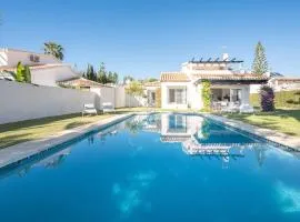 Villa con piscina privada y jardín