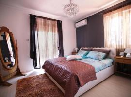 Luxury Residence with jacuzzi-LONG ISLAND，位于萨利的带按摩浴缸的酒店