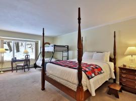 The Birch Ridge- Family Room #11 - Queen Bunkbed Suite in Killington, Vermont home，位于基灵顿的山林小屋