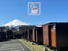 Mt. Fuji Glamping MOONLIGHT VILLA Kawaguchik，位于富士河口湖的度假屋
