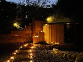 Rita's Luxury Retreat with Swedish Hot tub and Wood Fuelled Pizza Oven