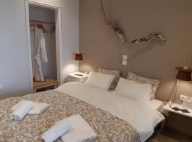 Delphic Moments I Cozy apt 1BR 2BA 2 double beds，位于特尔斐的酒店