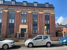 Newly built 2 bed flat in the heart of Leek，位于利克的带停车场的酒店