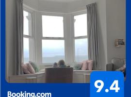 Stunning 3 bed seafront mansion building sleeps 6 adults or 8 with kids，位于波特拉什的无障碍酒店