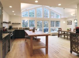 Woodland Hills Modern Cottage Minutes from Downtown Great Barrington，位于大巴灵顿的别墅