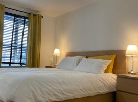 Large Bed in a luxuriously furnished Guests-Only home, Own Bathroom, Free WiFi, West Thurrock，位于格雷斯瑟罗克的住宿加早餐旅馆