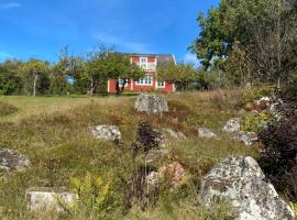 Naturnära hus utanför Reftele närhet till Isaberg och High Chaparral，位于Reftele的带停车场的酒店