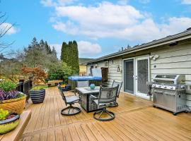 Lynnwood Home Private Hot Tub, Fire Table and Grill，位于林伍德的酒店