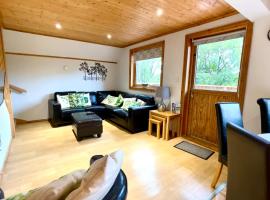 Spacious Primrose Lodge for 6 with Hot Tub at a Spa Resort，位于查德利的酒店