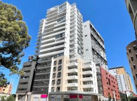 Charming One-Bed Apt in the Heart of Parramatta，位于悉尼帕拉马塔维斯菲尔德购物中心附近的酒店