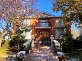 Super Cosy 8Bed & 6Bath in Vancouver heart near to airport，位于温哥华的别墅