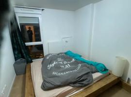 Super chambre avec salle de bain，位于Evry-Courcouronnes的酒店