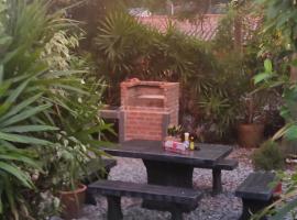 Daisy's 2 bedroom family home for up to 5 guests with garden & BBQ，位于沙美岛的别墅