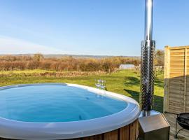 Kingston Black, Apple Tree Glamping, Nr Wells，位于韦尔斯的酒店